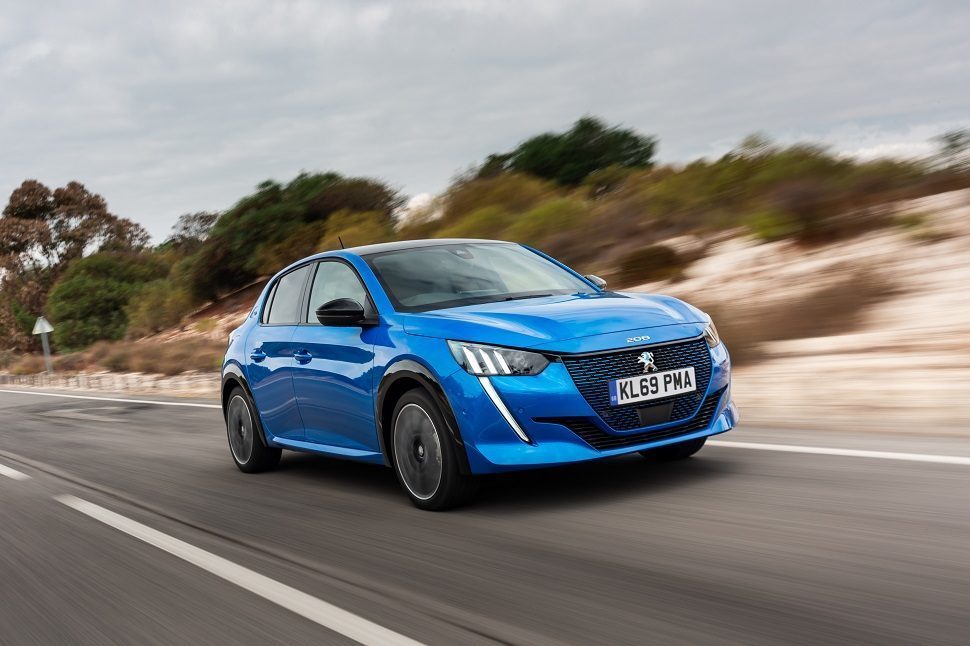 Peugeot e-208 rijdend schuin voor